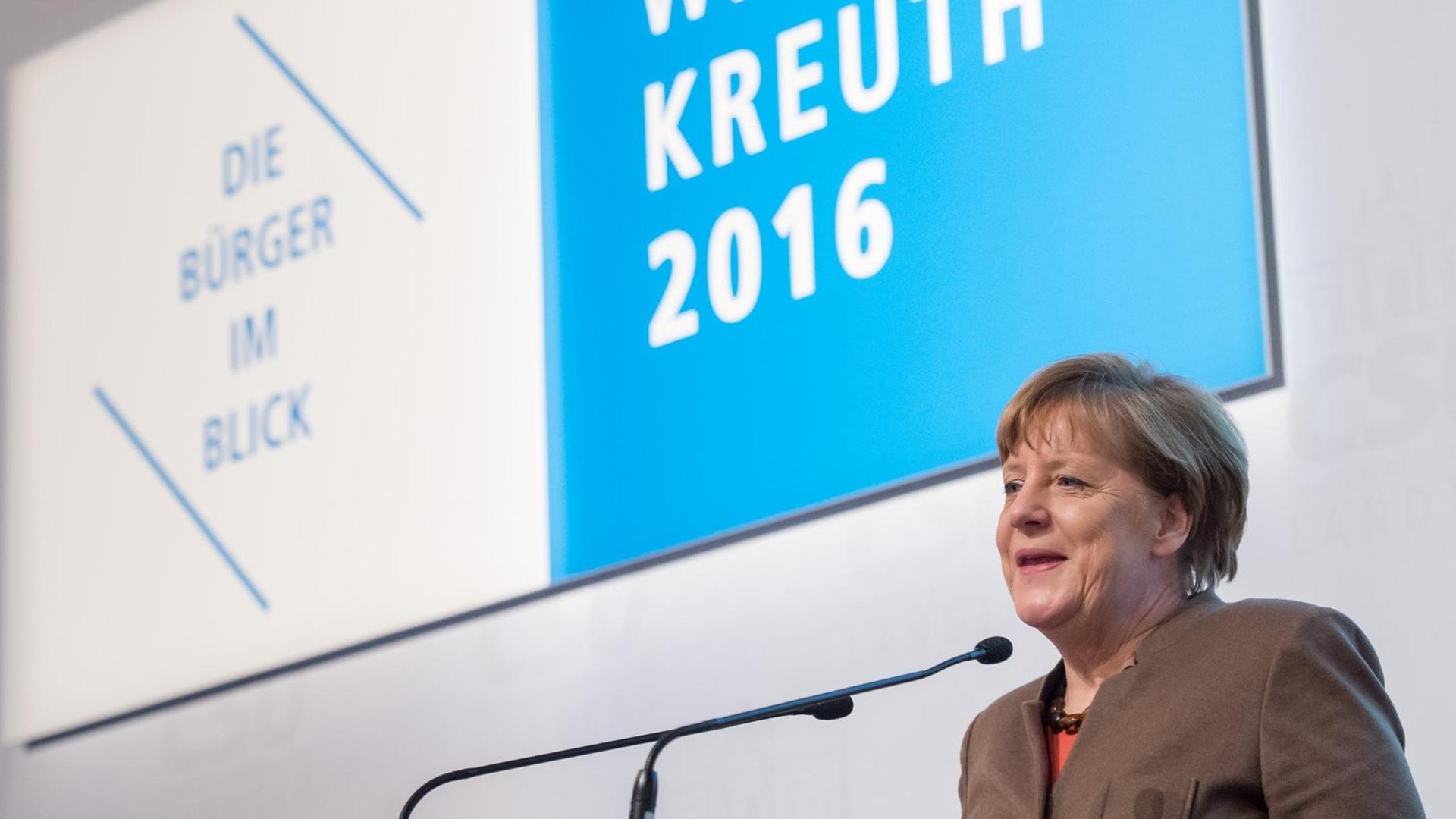 Bundeskanzlerin Angela Merkel in Kreuth. Sie spricht in ein Mikrofon am Rednerpult und lacht. Bundeskanzlerin Angela Merkel in Kreuth. Sie spricht in ein Mikrofon am Rednerpult und lacht.
