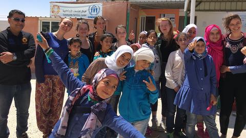 Das A-Cappella-Ensemble "Sjaella" aus Leipzig gab in einem Gemeindezentrum für syrische Flüchtlinge im jordanischen Azraq einen Workshop.