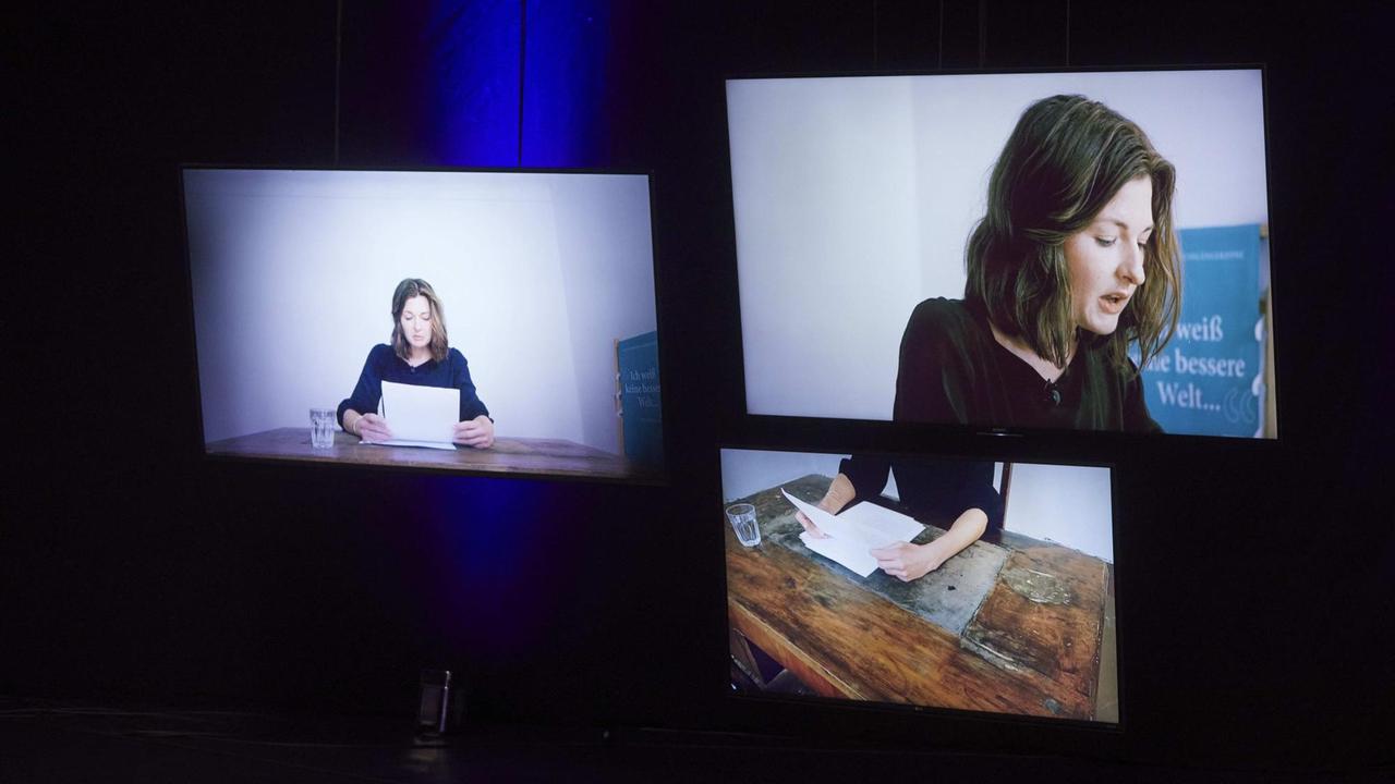Laura Freudenthaler trägt ihren Text vor. Laura Freudenthaler trägt ihren Text vor.