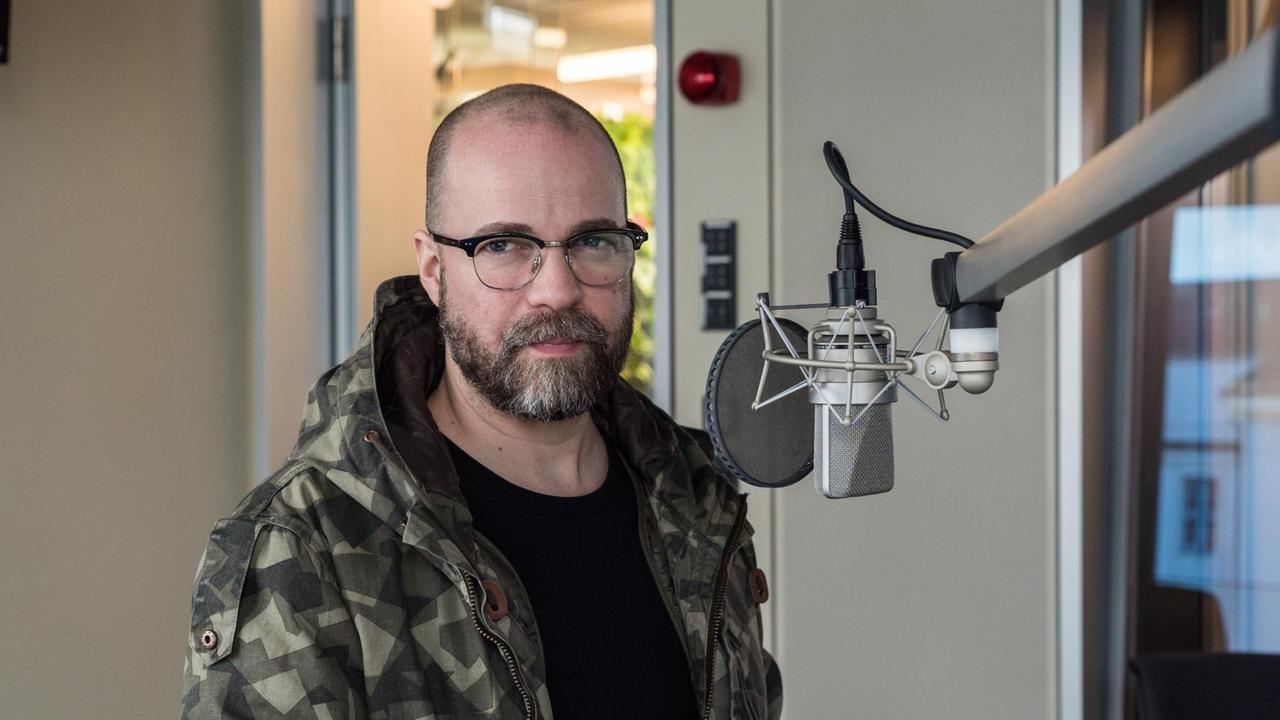 Curse steht im Deutschlandfunk Kultur Studio während der Sendung Tonart. Curse steht im Deutschlandfunk Kultur Studio während der Sendung Tonart.