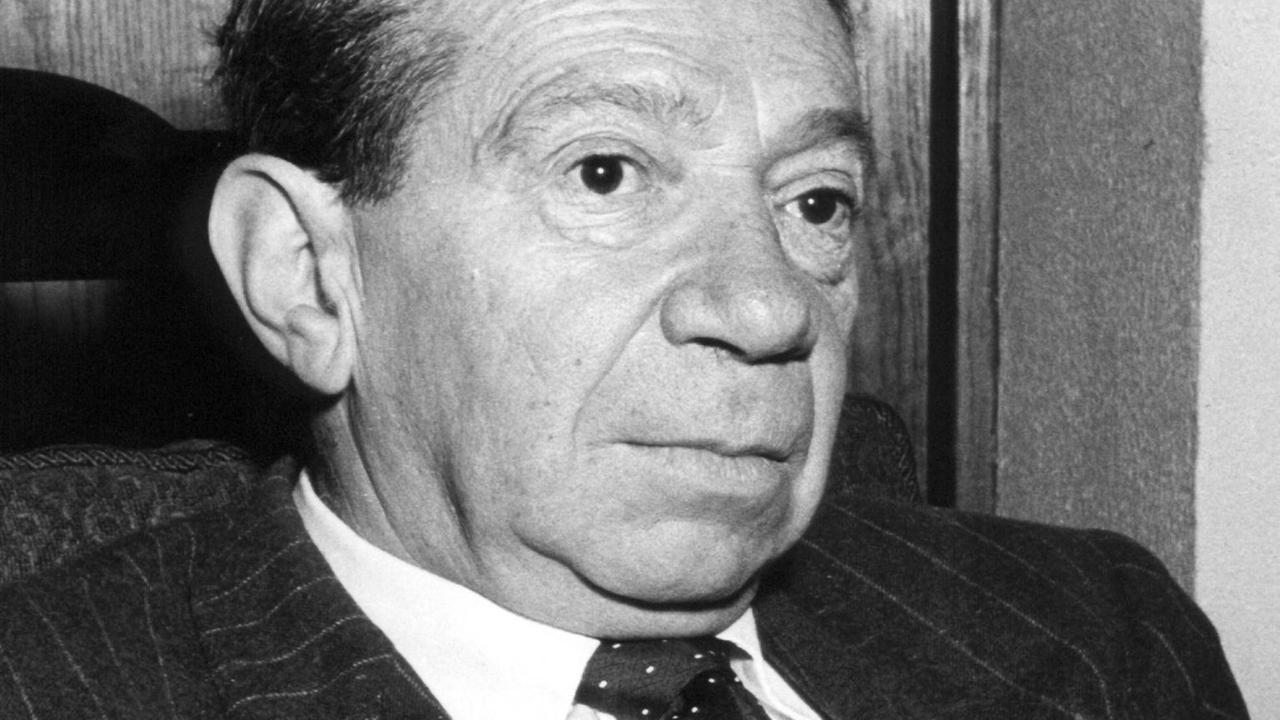 Der Schlager-, Revue- und Filmkomponist Friedrich Hollaender als älterer Herr in einem Sessel sitzend. Der Schlager-, Revue- und Filmkomponist Friedrich Hollaender als älterer Herr in einem Sessel sitzend.
