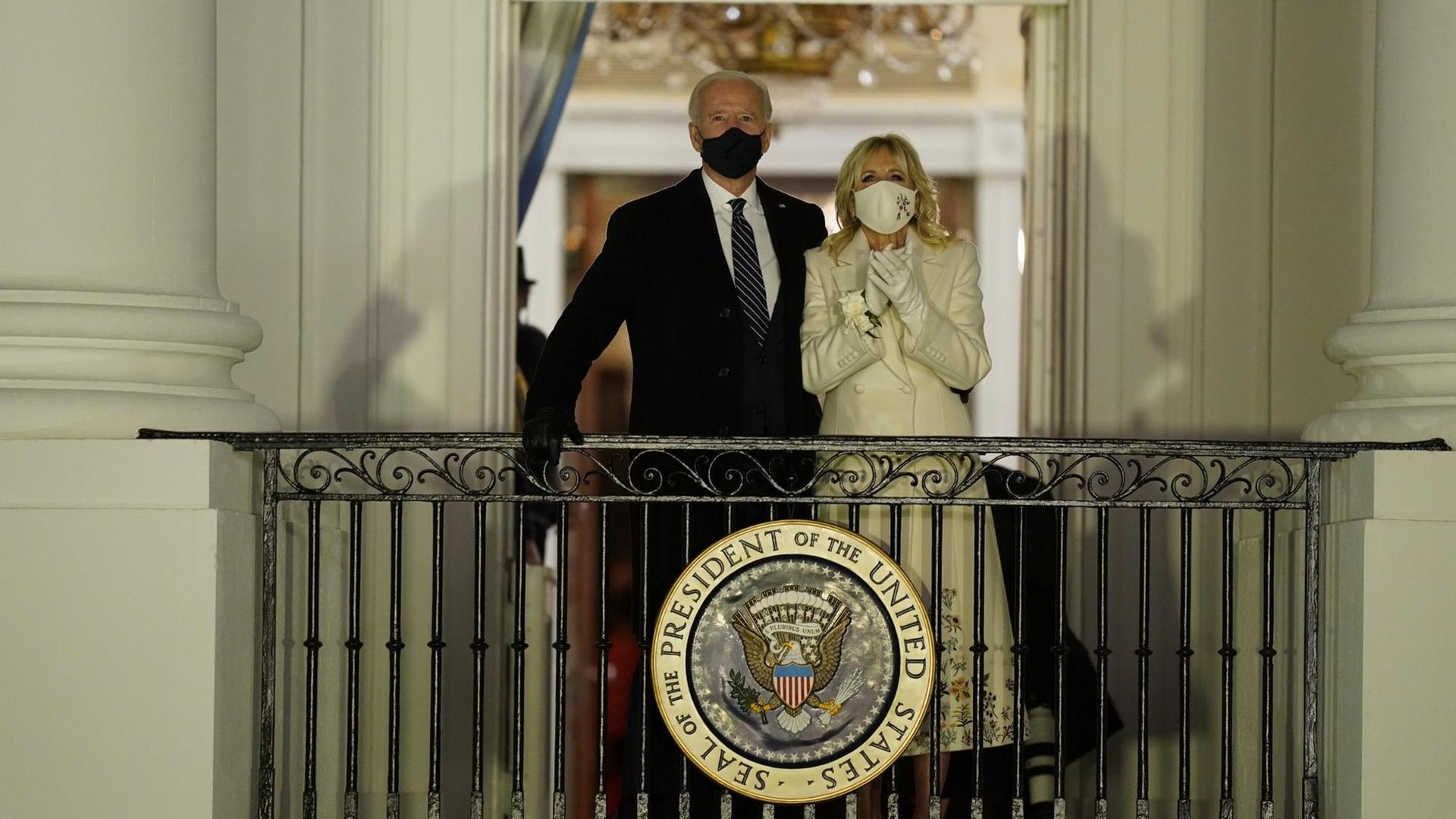 US-Präsident Joe Biden und First Lady Jill Biden sehen vom Balkon im Weißen Haus auf ein Feuerwerk zu seiner Amtseinführung. US-Präsident Joe Biden und First Lady Jill Biden sehen vom Balkon im Weißen Haus auf ein Feuerwerk zu seiner Amtseinführung.