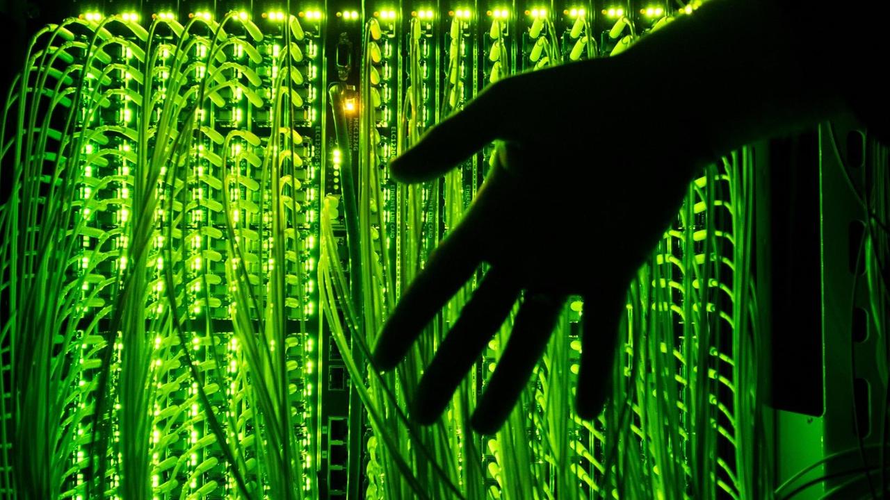 Ein Mann hält seine Hand vor einen Glasfaserkabel-Verteilerpunkt in Neumünster. Ein Mann hält seine Hand vor einen Glasfaserkabel-Verteilerpunkt in Neumünster.