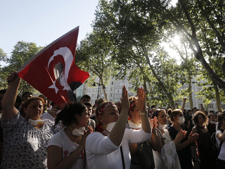 Tausende Protestteilnehmer rücken auf den Taksim-Platz vor