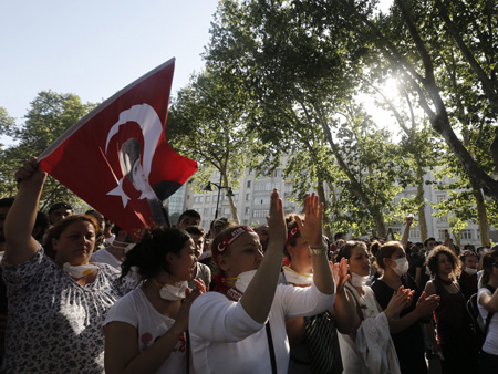 Tausende Protestteilnehmer rücken auf den Taksim-Platz vor Tausende Protestteilnehmer rücken auf den Taksim-Platz vor