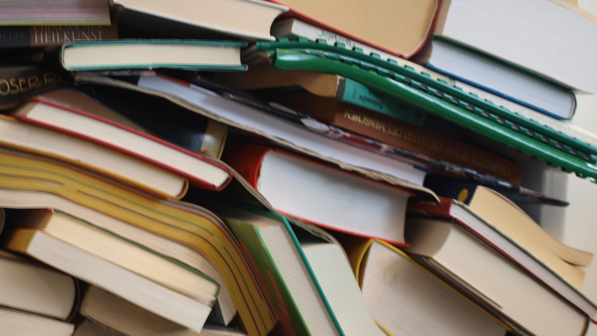 Bücher liegen kreuz und quer übereinander. Bücher liegen kreuz und quer übereinander.