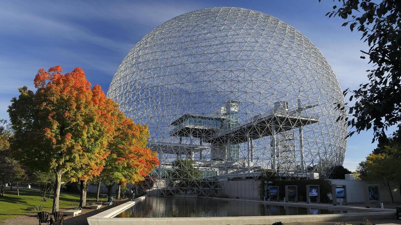 Das Äußere des Umweltmuseums Biosphère in Montreal. Eine transparente Kuppel in einem Parkgelände mit einem kleinen Teich im Vordergrund. Das Äußere des Umweltmuseums Biosphère in Montreal. Eine transparente Kuppel in einem Parkgelände mit einem kleinen Teich im Vordergrund.