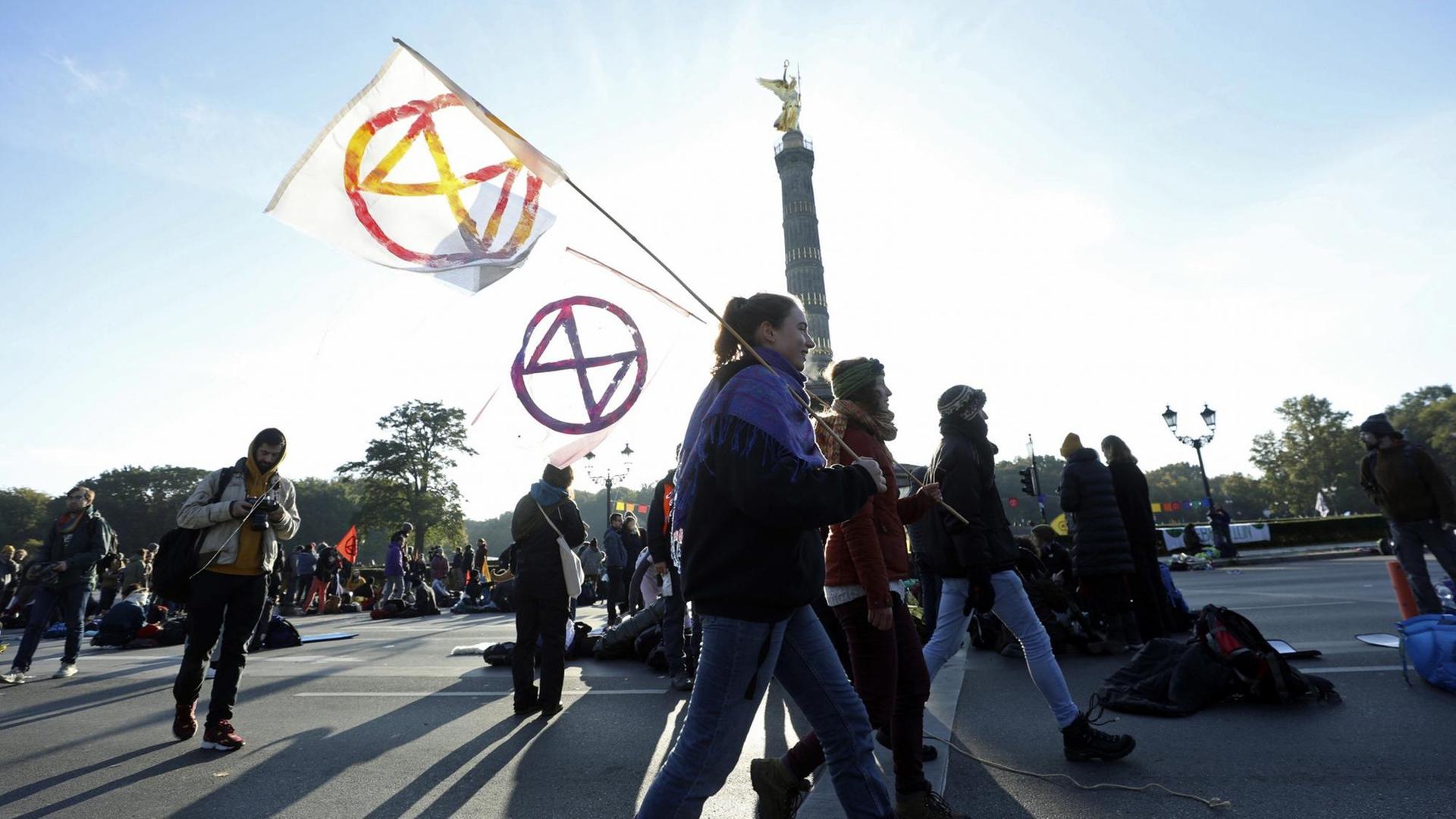 Aktivisten der Umweltschutzgruppe Extinction Rebellion starten eine Protestaktion für mehr Klimaschutz. Hunderte Anhänger besetzen kurz vor Beginn des Berufsverkehrs den Großen Stern, einen der großen Verkehrsknotenpunkte der Hauptstadt. Berlin, 07.10.2019 | Verwendung weltweit Aktivisten der Umweltschutzgruppe Extinction Rebellion starten eine Protestaktion für mehr Klimaschutz. Hunderte Anhänger besetzen kurz vor Beginn des Berufsverkehrs den Großen Stern, einen der großen Verkehrsknotenpunkte der Hauptstadt. Berlin, 07.10.2019 | Verwendung weltweit