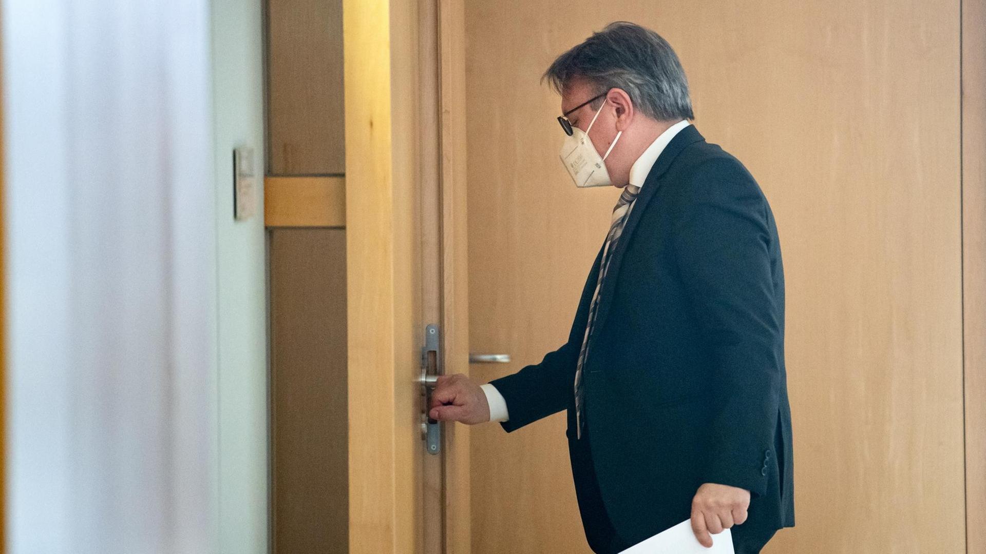 Der Politiker Georg Nüßlein (damals noch in der CSU) geht am 25.2.2021 über einen Flur zu seinem Bundestagsbüro, während dieses durchsucht wird. Der Politiker Georg Nüßlein (damals noch in der CSU) geht am 25.2.2021 über einen Flur zu seinem Bundestagsbüro, während dieses durchsucht wird.