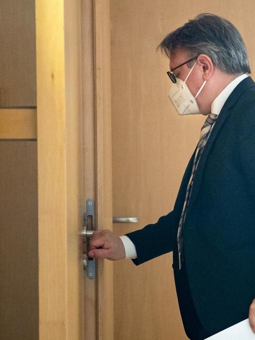 Der Politiker Georg Nüßlein (damals noch in der CSU) geht am 25.2.2021 über einen Flur zu seinem Bundestagsbüro, während dieses durchsucht wird.