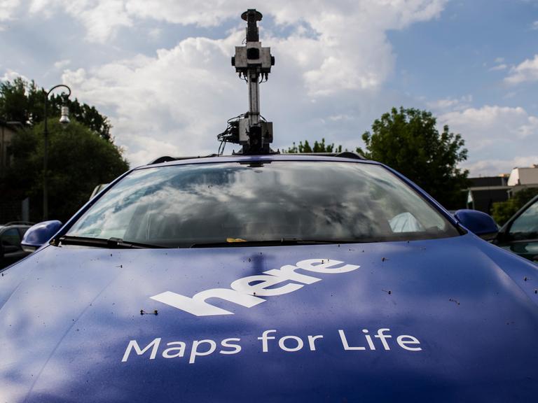 Ein Auto mit Kamera auf dem Dach fährt für den digitalen Kartendienst HERE durch Berlin, um Daten zu sammeln.