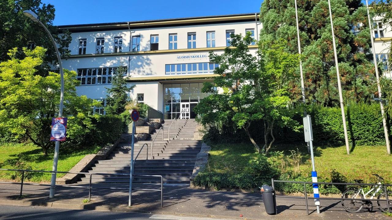 Eine Treppe führt zum Haupteingang des Aloisiuskollegs in Bonn-Bad Godesberg. Eine Treppe führt zum Haupteingang des Aloisiuskollegs in Bonn-Bad Godesberg.