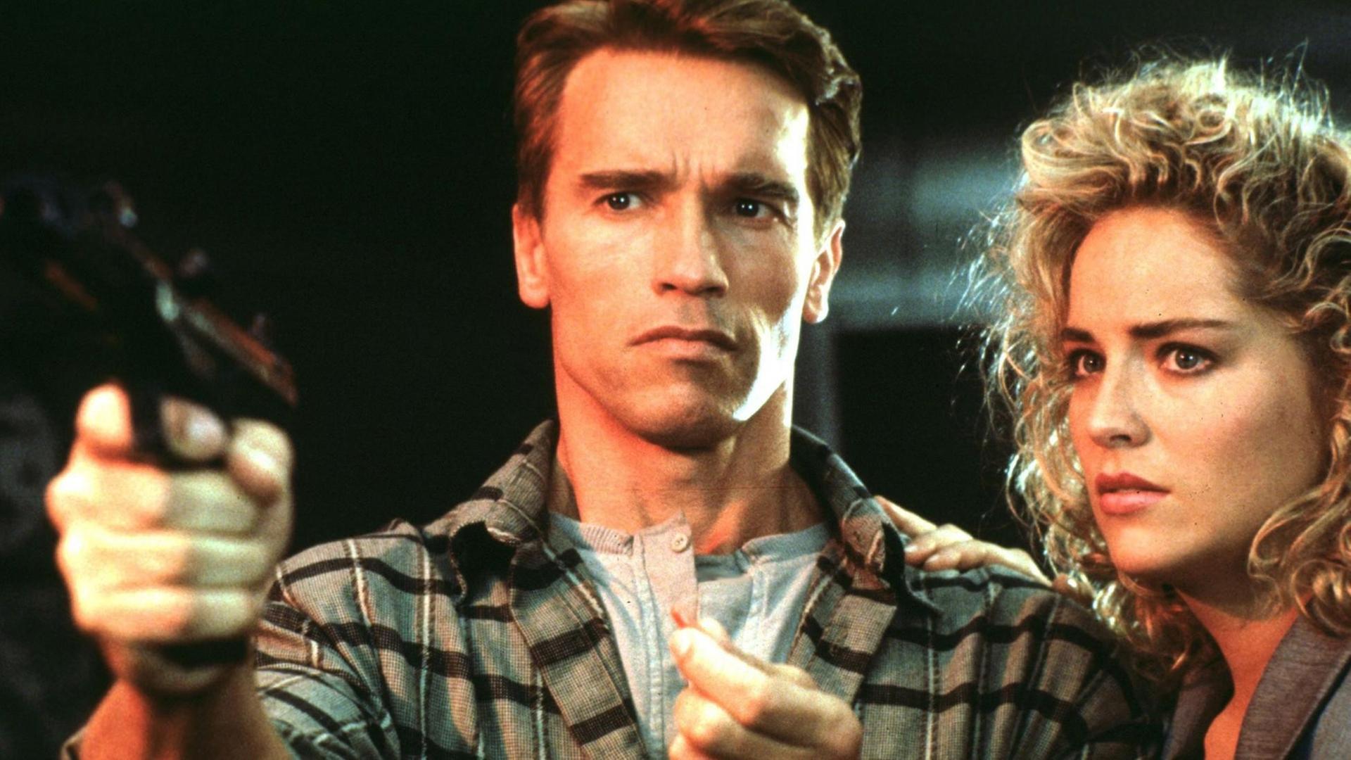 Eine Filmszene aus "Die totale Erinnerung" (Total Recall) von 1990, mit Arnold Schwarzenegger und Sharon Stone, unter der Regie von Paul Verhoeven. Eine Filmszene aus "Die totale Erinnerung" (Total Recall) von 1990, mit Arnold Schwarzenegger und Sharon Stone, unter der Regie von Paul Verhoeven.