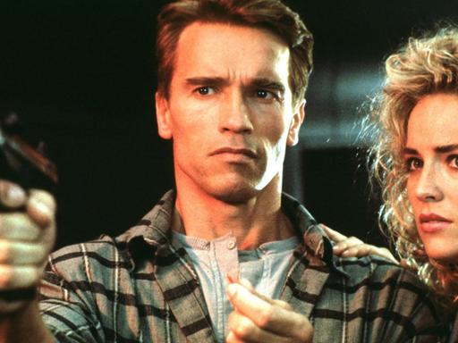 Eine Filmszene aus "Die totale Erinnerung" (Total Recall) von 1990, mit Arnold Schwarzenegger und Sharon Stone, unter der Regie von Paul Verhoeven.