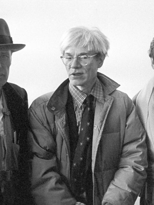 Die Künstler Joseph Beuys (l), Andy Warhol (M) und Robert Rauschenberg bei der Pressekonferenz am 03.03.1982 anlässlich ihrer Ausstellungseröffnung. Die Ausstellung "Beuys, Rauschenberg, Twombly, Warhol - Die Sammlung Dr. Erich Marx" wurde am 02. März 1982 in der Nationalgalerie eröffnet und dauerte bis zum 04. April.
