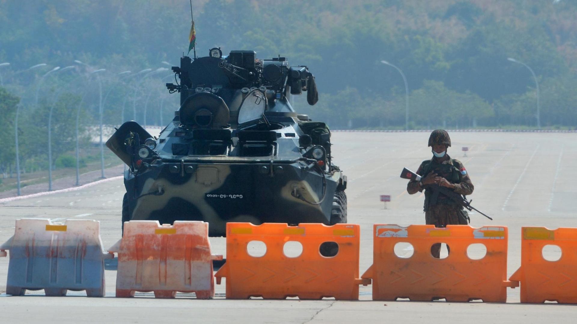 Ein Soldat und ein Militärfahrzeug stehen am 1. Februar an der blockierten Straße, die zu Myanmars Parlament führt. Ein Soldat und ein Militärfahrzeug stehen am 1. Februar an der blockierten Straße, die zu Myanmars Parlament führt.