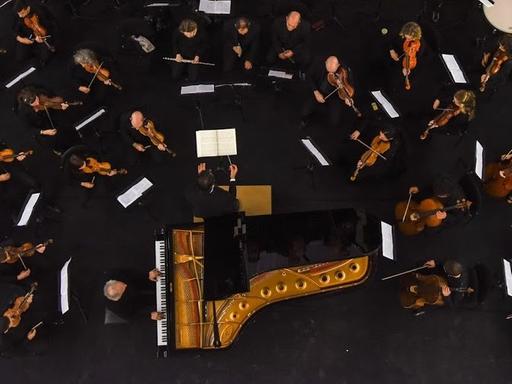 Ein Blick auf das Orchester bei einem Konzert von oben.
