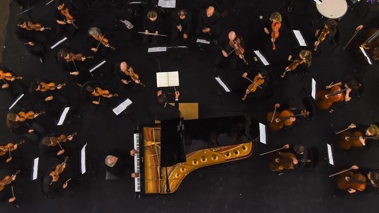 Ein Blick auf das Orchester bei einem Konzert von oben. Ein Blick auf das Orchester bei einem Konzert von oben.