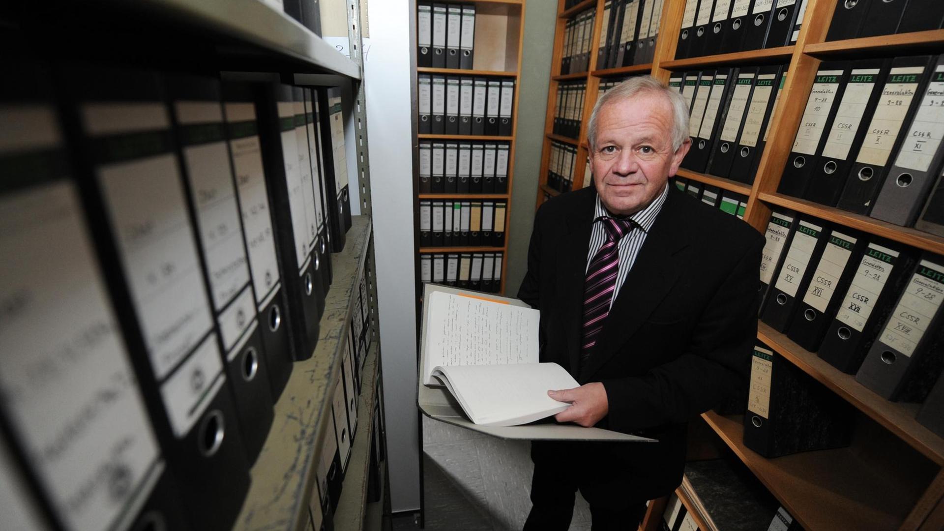 Kurt Schrimm, der Leiter der Zentralstelle zur Aufklärung von NS-Verbrechen, steht am 15.12.2011 in Ludwigsburg im Archiv der NS-Stelle. Die Zentralstelle zur Aufklärung von NS-Verbrechen sucht gezielt und systematisch nach weiteren NS-Verbrechern. Kurt Schrimm, der Leiter der Zentralstelle zur Aufklärung von NS-Verbrechen, steht am 15.12.2011 in Ludwigsburg im Archiv der NS-Stelle. Die Zentralstelle zur Aufklärung von NS-Verbrechen sucht gezielt und systematisch nach weiteren NS-Verbrechern.