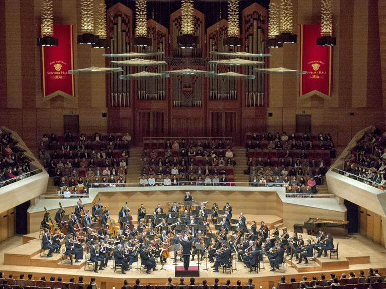 Die Berliner Staatskapelle unter der Leitung von Daniel Barenboim bei einem Konzert ihrer Japanreise in Tokio