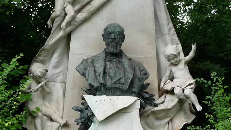 Das Ehrengrab des österreichischen Komponisten Franz von Suppe (1819-1895) auf dem Wiener Zentralfriedhof, aufgenommen am 09.08.2009. Das Ehrengrab des österreichischen Komponisten Franz von Suppe (1819-1895) auf dem Wiener Zentralfriedhof, aufgenommen am 09.08.2009.