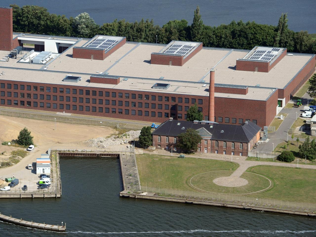 Die Insel Riems (Mecklenburg-Vorpommern) im Südwesten des Greifswalder Boddens mit dem Forschungskomplex des Friedrich-Loeffler-Instituts (FLI) für Tierseuchenforschung, aufgenommen am 12.08.2013. Die Insel Riems (Mecklenburg-Vorpommern) im Südwesten des Greifswalder Boddens mit dem Forschungskomplex des Friedrich-Loeffler-Instituts (FLI) für Tierseuchenforschung, aufgenommen am 12.08.2013.