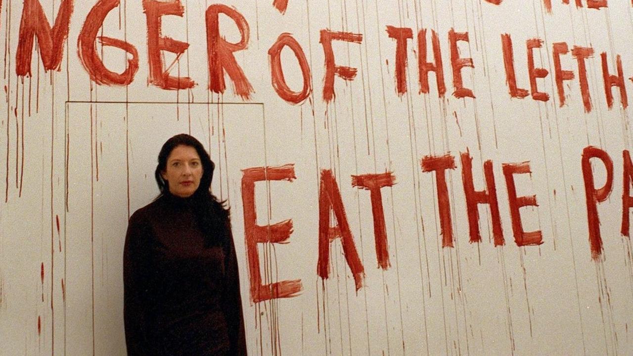 "Spirit Cooking, 2000" heißt das mit Schweineblut beschriebene Kunstwerk, das die aus Jugoslawien stammende Künstlerin Marina Abramovic am 20.1.2000 im Kunstverein Hannover vorstellt. Seit den siebziger Jahren macht die Aktionskünstlerin mit spektakulären Performances auf sich aufmerksam. Der Kunstverein Hannover gibt bis zum 20.2. einen Überblick über das Werk der 53-jährigen Künstlerin. Unter dem Titel «Public Body - Artist Body» präsentiert die Ausstellung elf Arbeiten aus den Jahren 1972 bis 2000, von Aktionen wie «Rhythm 0» bis zur aktuellsten Textarbeit «Spirit Cooking». | Verwendung weltweit "Spirit Cooking, 2000" heißt das mit Schweineblut beschriebene Kunstwerk, das die aus Jugoslawien stammende Künstlerin Marina Abramovic am 20.1.2000 im Kunstverein Hannover vorstellt. Seit den siebziger Jahren macht die Aktionskünstlerin mit spektakulären Performances auf sich aufmerksam. Der Kunstverein Hannover gibt bis zum 20.2. einen Überblick über das Werk der 53-jährigen Künstlerin. Unter dem Titel «Public Body - Artist Body» präsentiert die Ausstellung elf Arbeiten aus den Jahren 1972 bis 2000, von Aktionen wie «Rhythm 0» bis zur aktuellsten Textarbeit «Spirit Cooking». | Verwendung weltweit