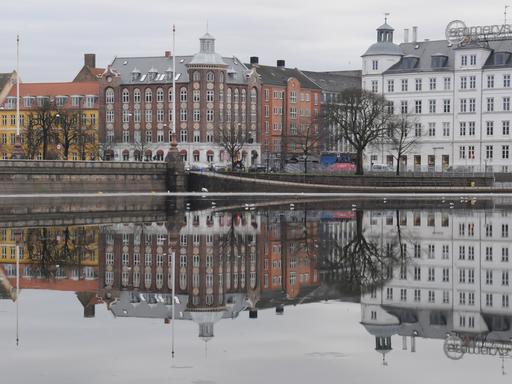 Blick auf eine Häuserfront am Peblinge Soe in der Kopenhagener Innenstadt.