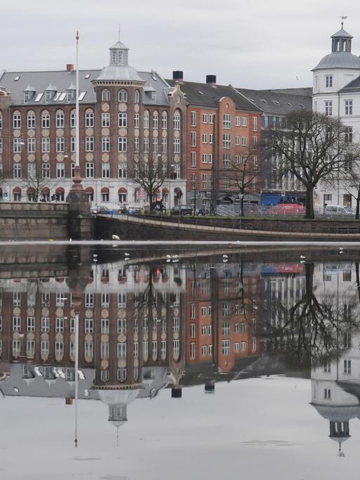 Blick auf eine Häuserfront am Peblinge Soe in der Kopenhagener Innenstadt.