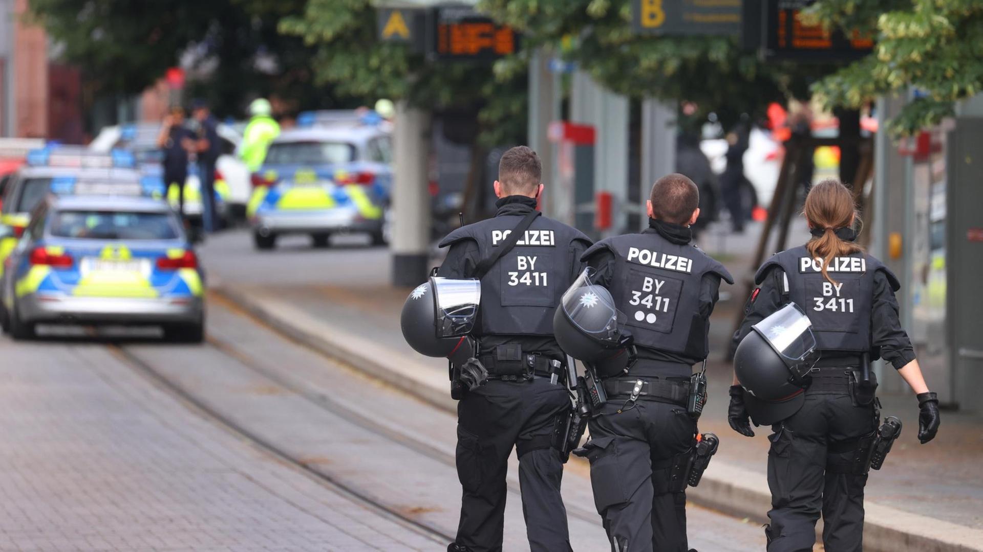 Polizisten in der Innen-Stadt von Würzburg.