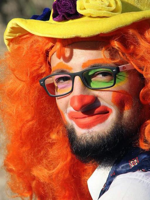 Anas al-Bascha mit gelbem Hut und orangenem Bart.
