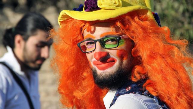 Anas al-Bascha mit gelbem Hut und orangenem Bart.
