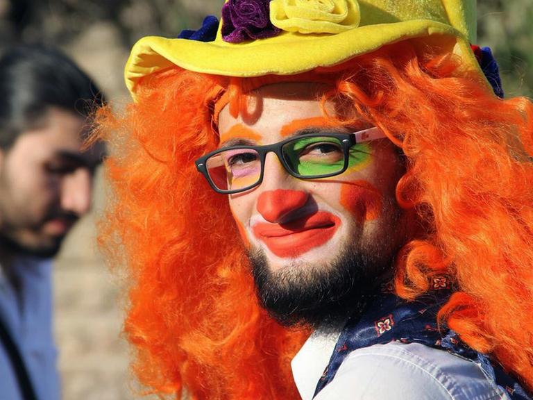 Anas al-Bascha mit gelbem Hut und orangenem Bart.
