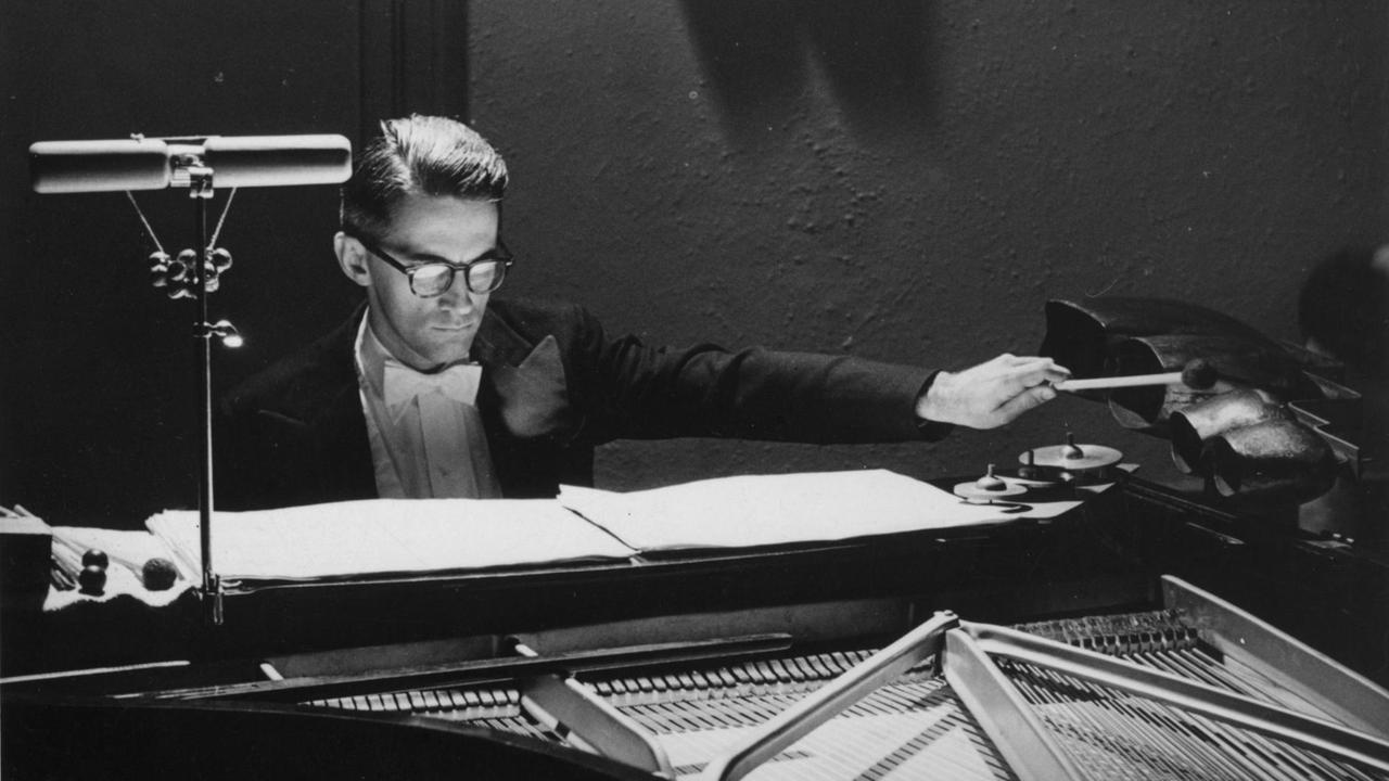 David Tudor am Klavier. David Tudor am Klavier.