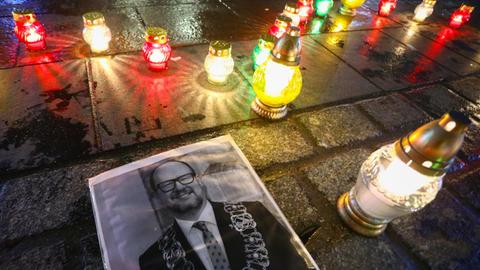 Auf einem Platz liegt ein Foto des ermordeten Bürgermeisters Pawel Adamowicz, daneben stehen Gedenkkerzen.