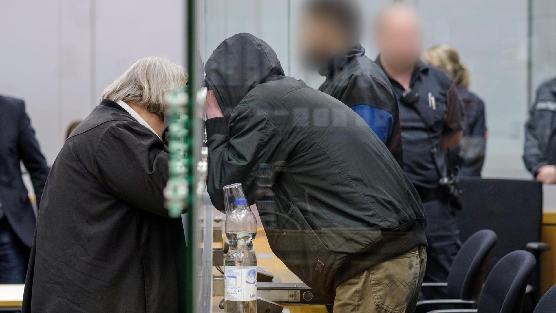 Der Angeklagte (r) unterhält sich im Oberlandesgericht Celle mit seinem Verteidiger durch eine Glasscheibe am 28.01.2020 Der Angeklagte (r) unterhält sich im Oberlandesgericht Celle mit seinem Verteidiger durch eine Glasscheibe am 28.01.2020