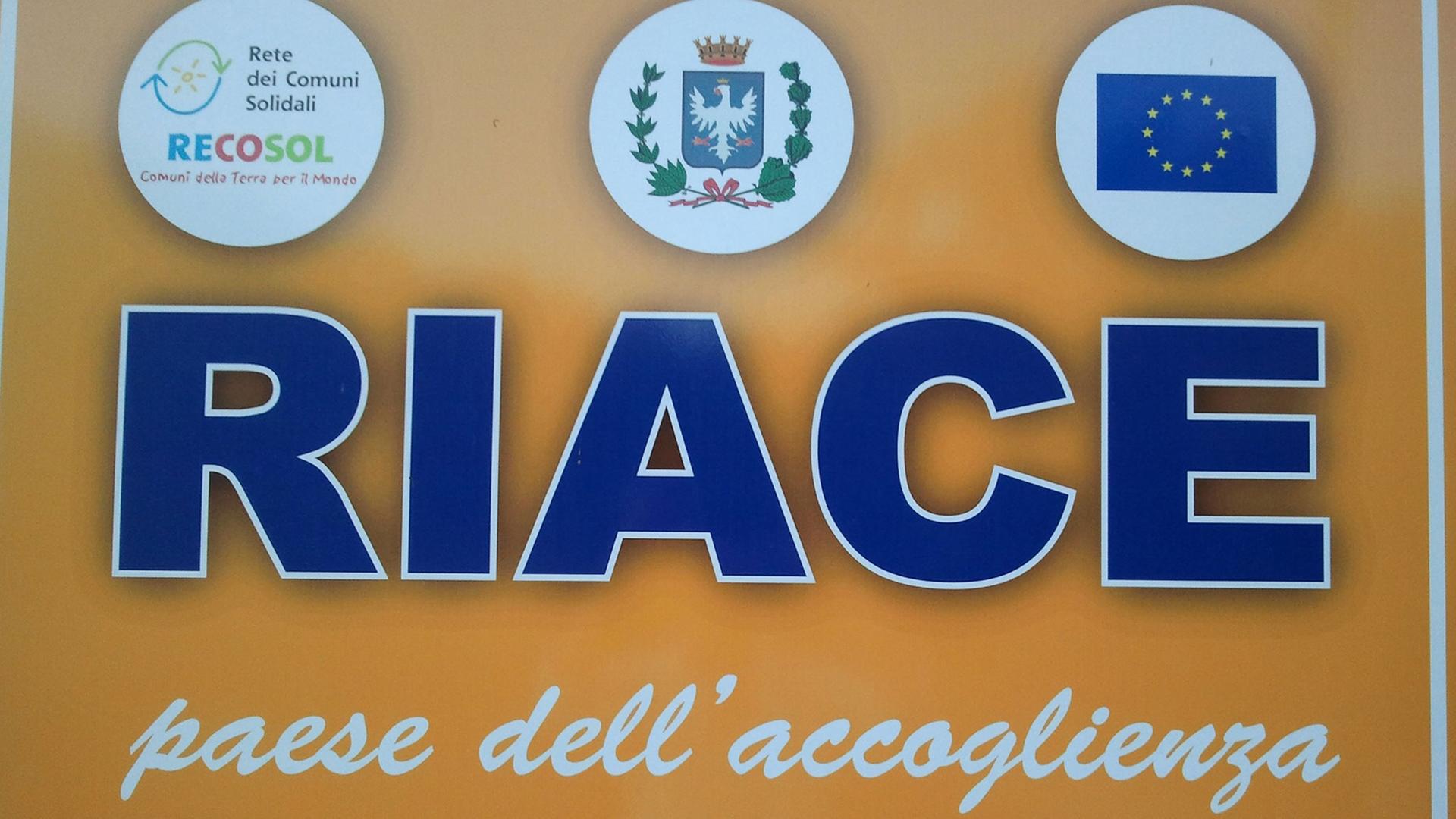 Das Ortsschild von Riace in Kalabrien Das Ortsschild von Riace in Kalabrien