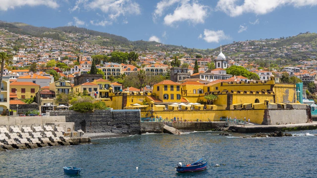 Fischerboote am Hafen von Funchal, der Hauptstadt Madeiras Fischerboote am Hafen von Funchal, der Hauptstadt Madeiras