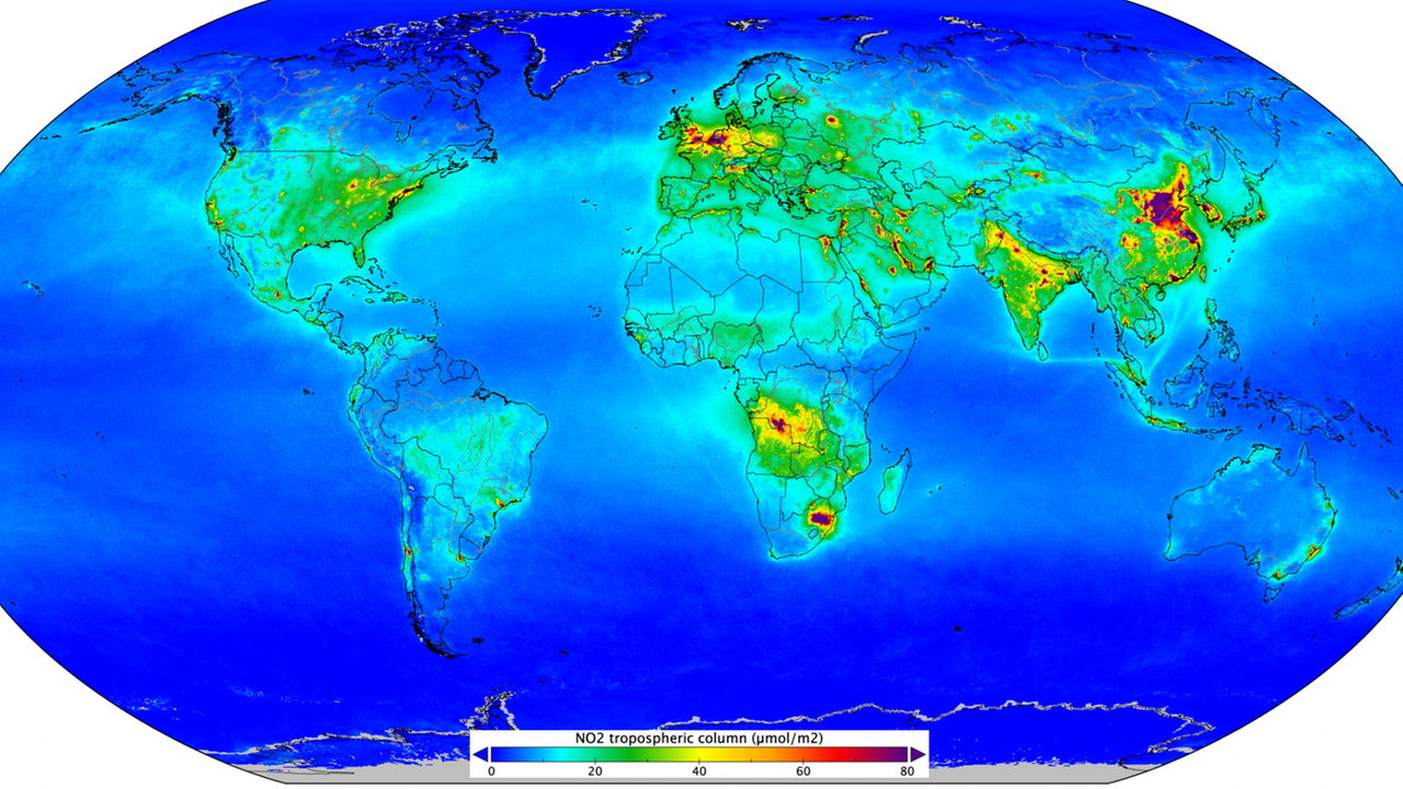 Die weltweite Verteilung von Stickstoffdioxid in der Atmosphäre (je röter, desto mehr) – selbst vielbefahrene Schifffahrtsrouten sind zu erkennen