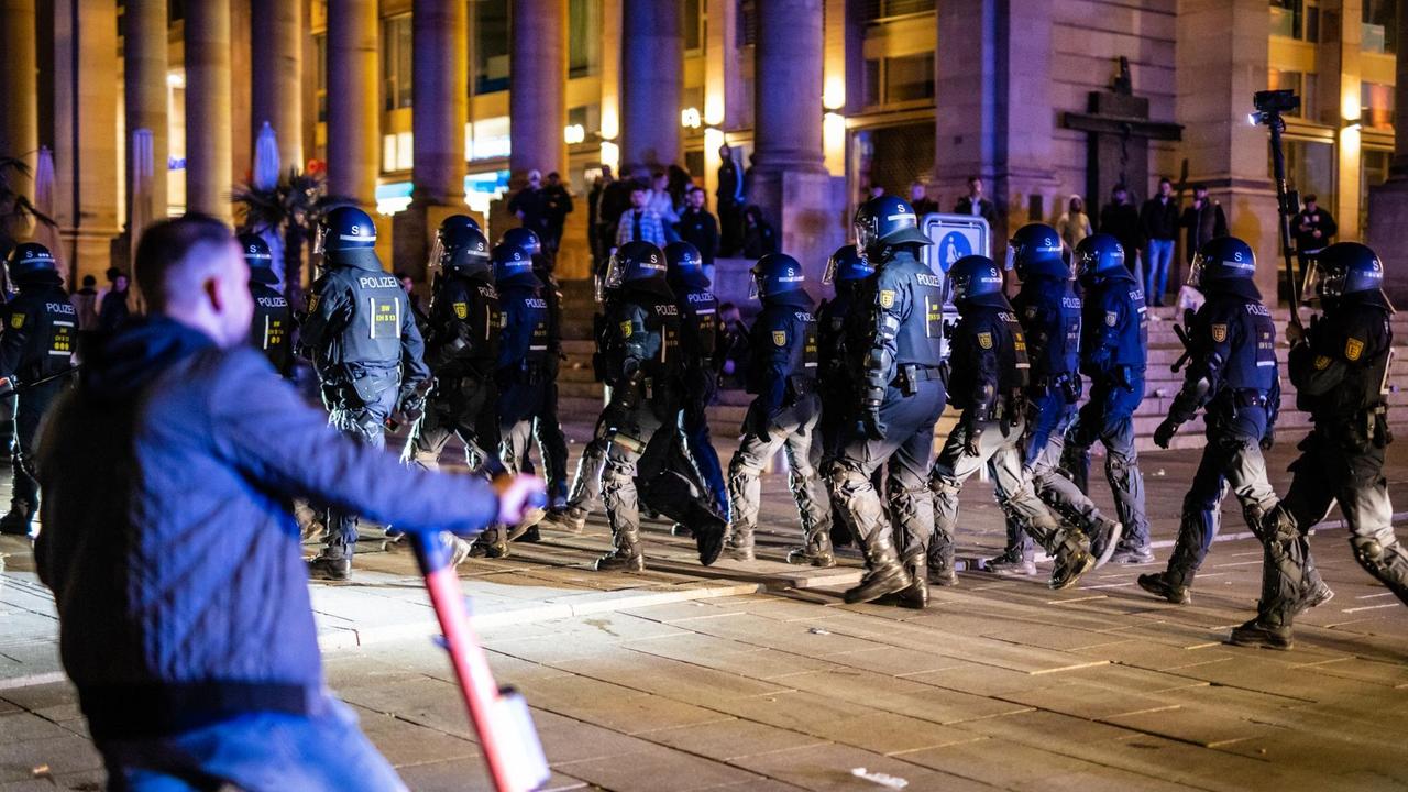 Einsatzkräfte laufen über den Schlossplatz. In der Nacht gab es rund um den Schlossplatz Auseinandersetzungen zwischen Jugendlichen und der Polizei. Einsatzkräfte laufen über den Schlossplatz. In der Nacht gab es rund um den Schlossplatz Auseinandersetzungen zwischen Jugendlichen und der Polizei.