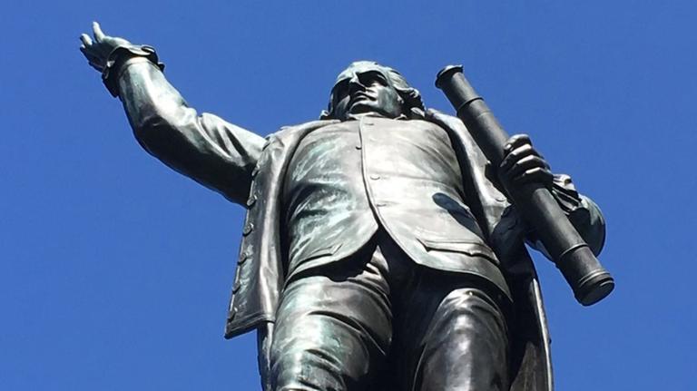 James Cook, überlebensgroß in Bronze gegossen. Die rechte Hand weist nach oben in der linken hält er ein Teleskop.