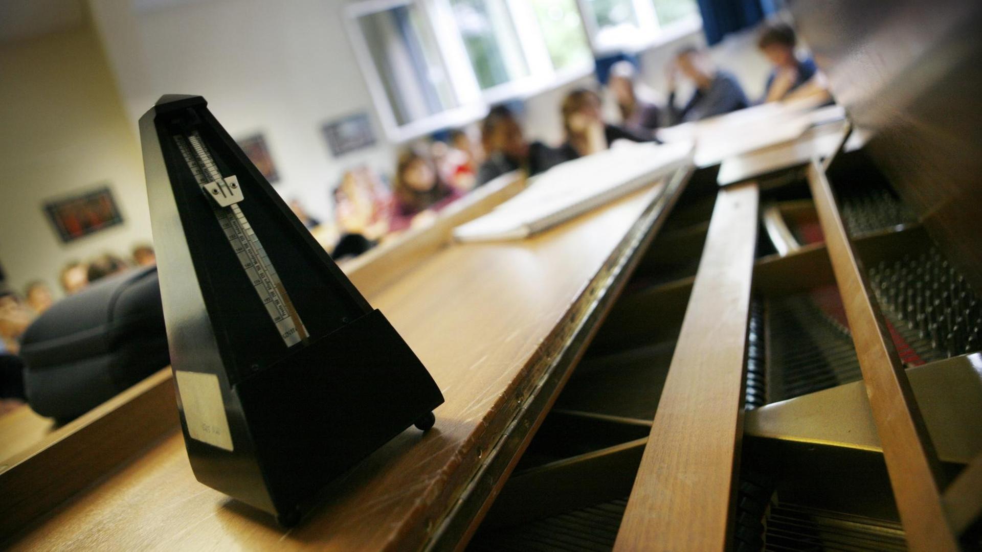 Ein Metronom steht in einem Gymnasium in Frankfurt am Main während des Musikunterrichtes auf dem Flügel.