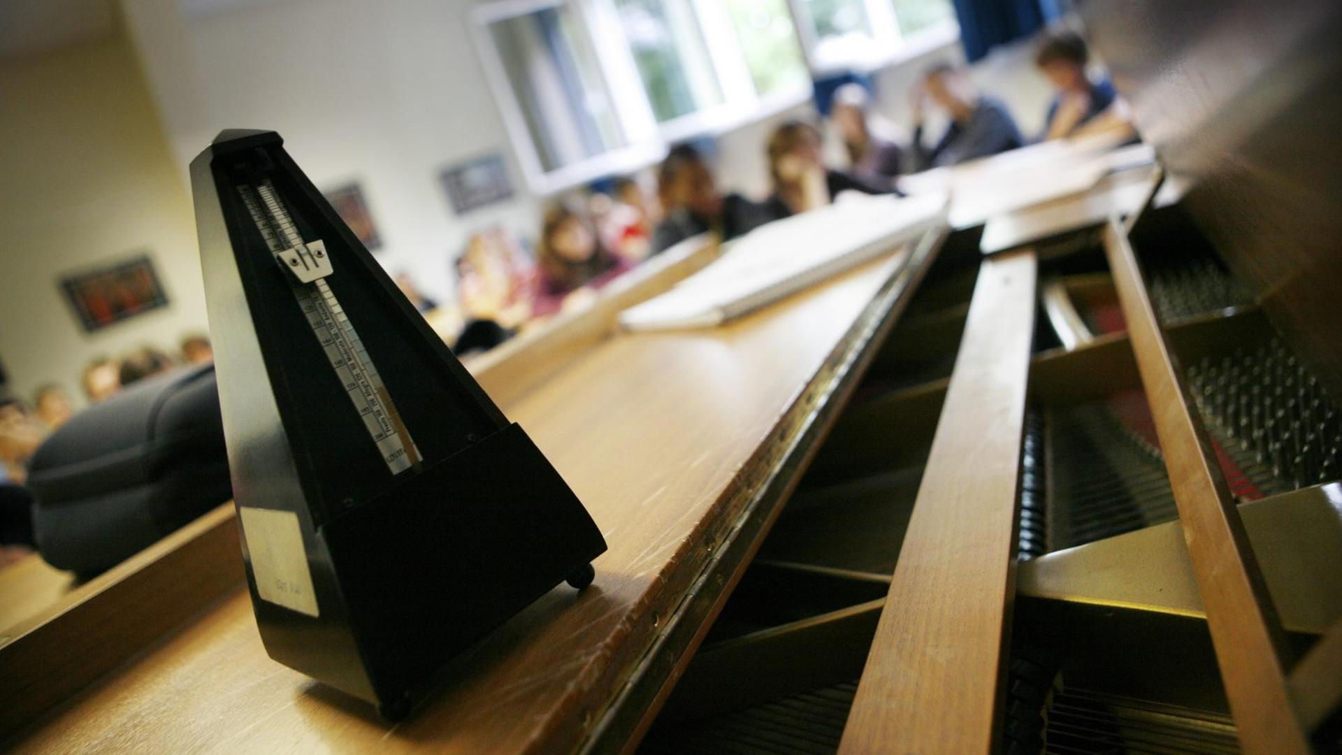 Ein Metronom steht in einem Gymnasium in Frankfurt am Main während des Musikunterrichtes auf dem Flügel. Ein Metronom steht in einem Gymnasium in Frankfurt am Main während des Musikunterrichtes auf dem Flügel.
