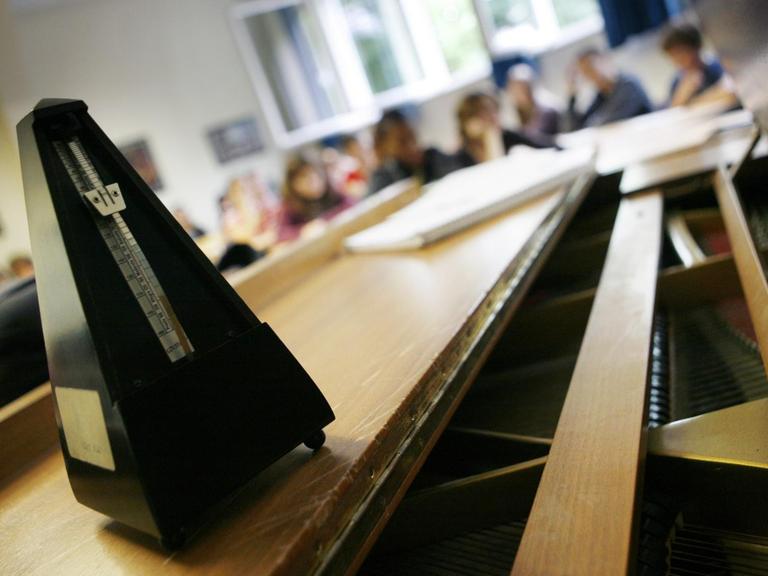 Ein Metronom steht in einem Gymnasium in Frankfurt am Main während des Musikunterrichtes auf dem Flügel.