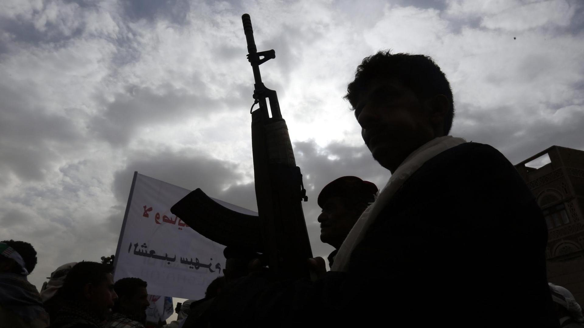 Ein Huthi-Rebell mit einer Waffe.