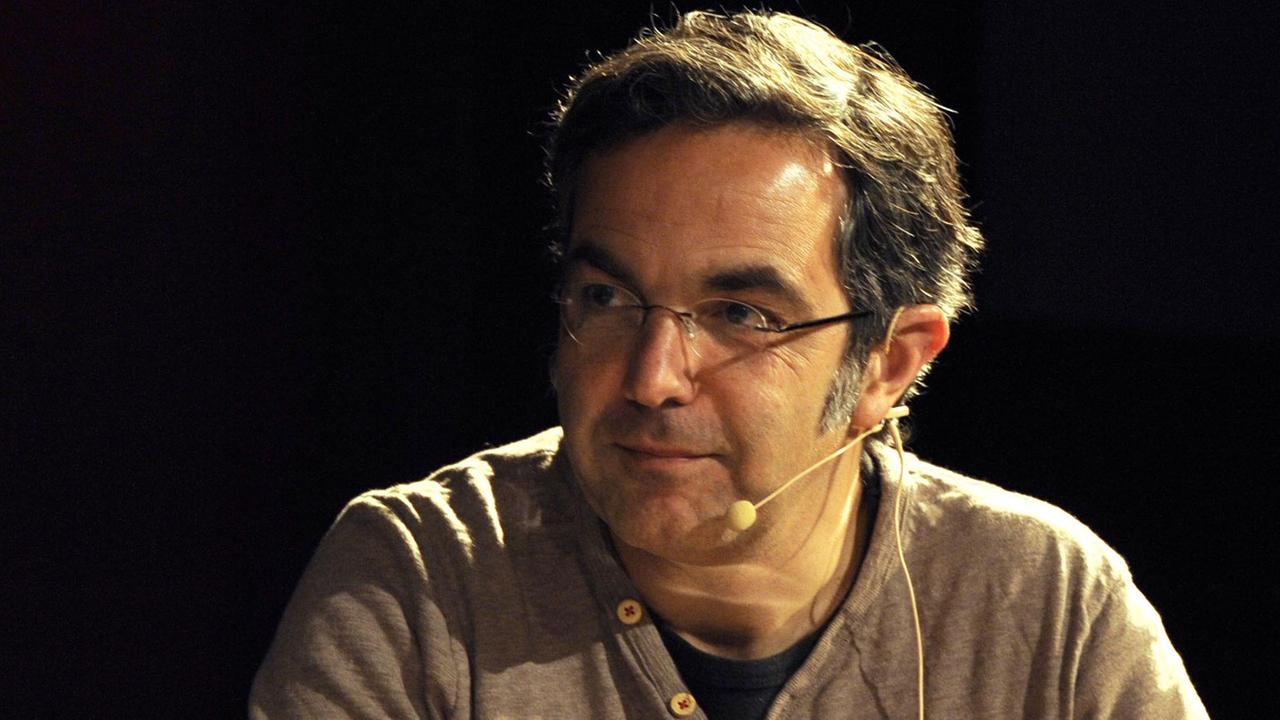Der Autor Navid Kermani liest am 13.03.2014 in Köln im Rahmen des internationalen Literaturfestival lit.cologne. Der Autor Navid Kermani liest am 13.03.2014 in Köln im Rahmen des internationalen Literaturfestival lit.cologne.