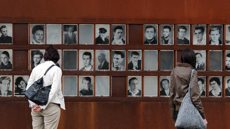 Besucher der Mauergedenkstätte Bernauer Straße sehen sich eine Gedenktafel an, die die Fotos von getöteten DDR-Flüchtlingen zeigt Besucher der Mauergedenkstätte Bernauer Straße sehen sich eine Gedenktafel an, die die Fotos von getöteten DDR-Flüchtlingen zeigt