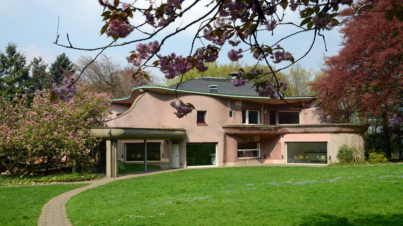 Die Villa Waldfrieden im "Skulturenpark Waldfrieden - Cragg Foundation" in Wuppertal: Der englische Bildhauer und ehemalige Direktor der Düsseldorfer Kunstakademie Tony Cragg erwarb 2006 einen 15 Hektar großen verwilderten Privatpark mit der denkmalgeschützten Villa Waldfrieden des 1989 verstorbenen Unternehmers und Chemikers Kurt Herberts, um dort in einem Skulturenpark seine eigenen Werke und Werke anderer Künstler auszustellen. Die Villa Waldfrieden im "Skulturenpark Waldfrieden - Cragg Foundation" in Wuppertal: Der englische Bildhauer und ehemalige Direktor der Düsseldorfer Kunstakademie Tony Cragg erwarb 2006 einen 15 Hektar großen verwilderten Privatpark mit der denkmalgeschützten Villa Waldfrieden des 1989 verstorbenen Unternehmers und Chemikers Kurt Herberts, um dort in einem Skulturenpark seine eigenen Werke und Werke anderer Künstler auszustellen.