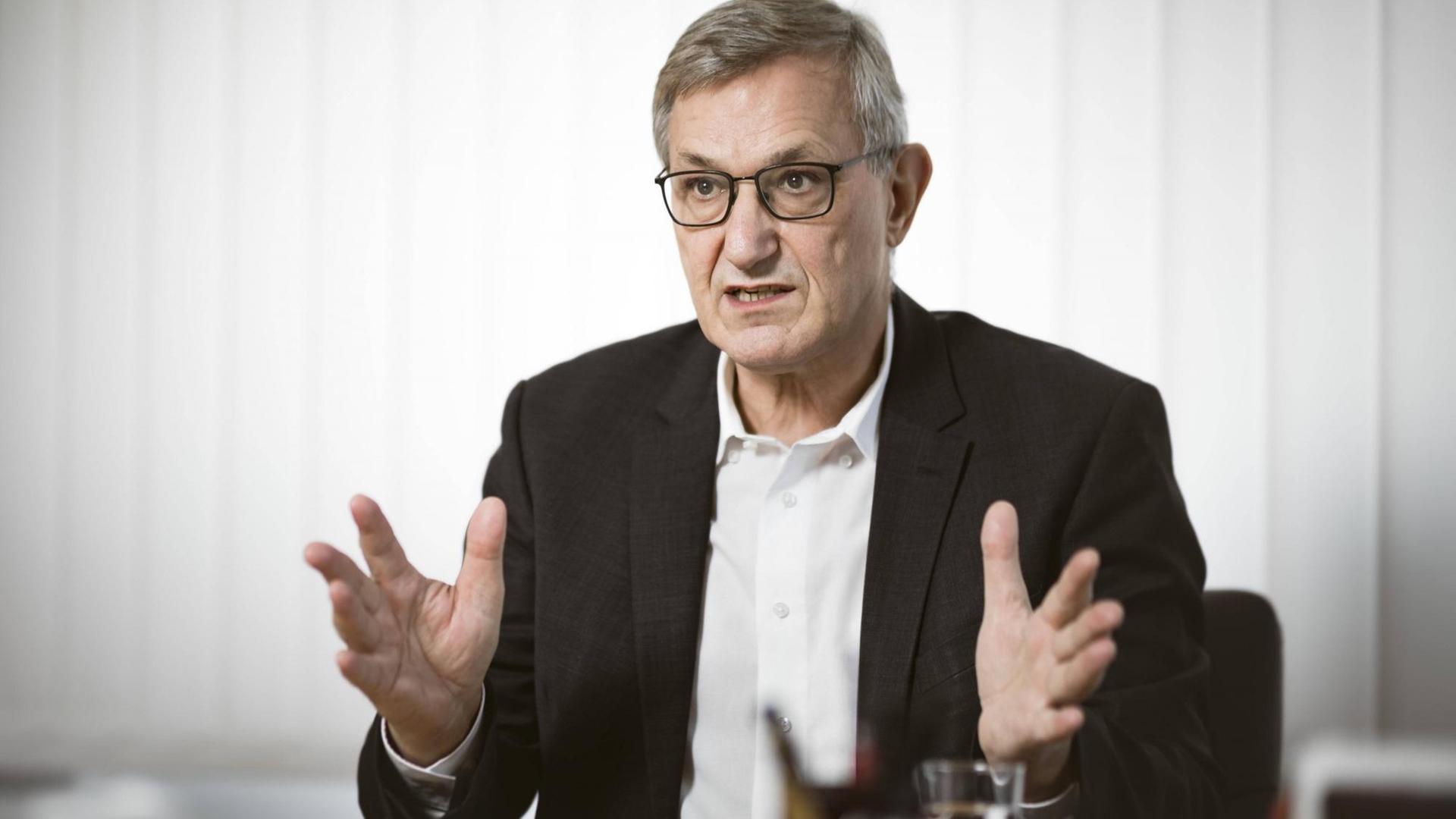 Der Vorsitzende der Partei Die Linke, Bernd Riexinger, im Rahmen eines Interviews in der Parteizentrale der Linken in Berlin. Der Vorsitzende der Partei Die Linke, Bernd Riexinger, im Rahmen eines Interviews in der Parteizentrale der Linken in Berlin.