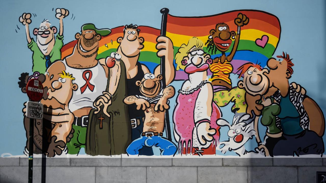 Das Bild zeigt Ralf Königs umstrittenes Wandbild in Brüssel, das angeblich transphob und rassistisch ist.